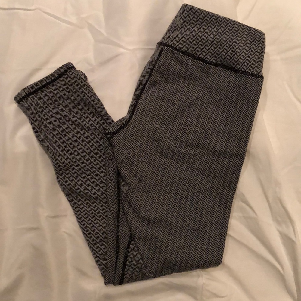 Black and grey pattern leggings